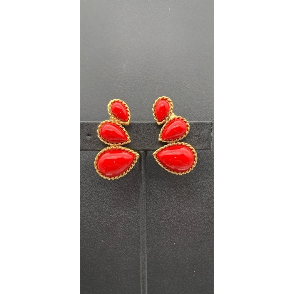 Vintage Trifari Gold Tone And Red Cabachons Clip On Earrings